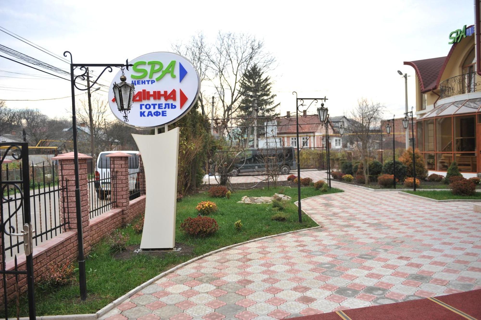 Andinna Hotel Černivci Esterno foto