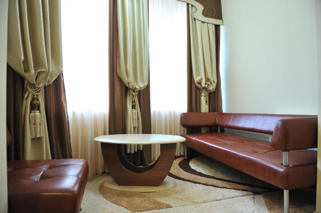 Andinna Hotel Černivci Esterno foto